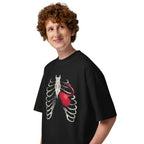 Ribcage Kettlebell en playera oversize de gym Gymbros — modelo masculino de lado