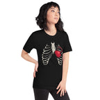 Ribcage Kettlebell en playera de gym Gymbros — modelo femenina usándola