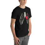 Ribcage Kettlebell en playera de gym Gymbros — modelo masculino de lado